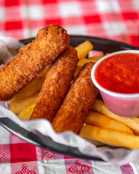 Motzsticks bring the fun before the main plate 🧀✨

Start the table right! 📲🇮🇹

#Motzsticks #AppetizerRun #ItalianStyleBites