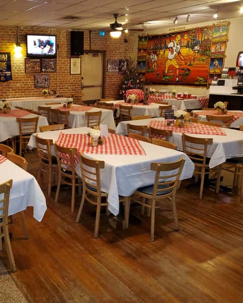 🪑 The kind of place you walk into and feel right at home 🏡

Good lighting, good company, and walls with more history than most towns, come see it yourself. 🍷

Drop a ❤️ if this is your kind of vibe and stop by for dinner tonight!

#BatonRougeRestaurant #DineInBR #PastimeVibes