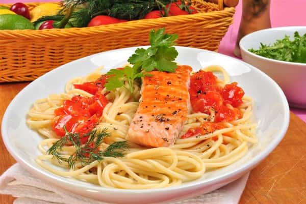 spaghetti with tomato and salmon
