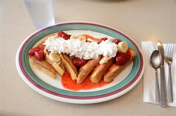 french toast with strawberries and bananas