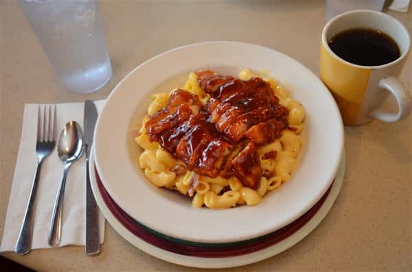 mac and cheese with chicken and sauce on top