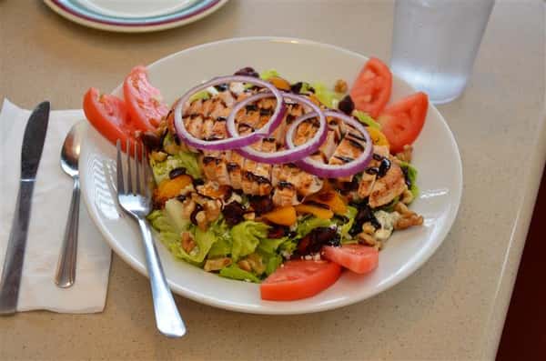 chicken salad with onions and tomatoes