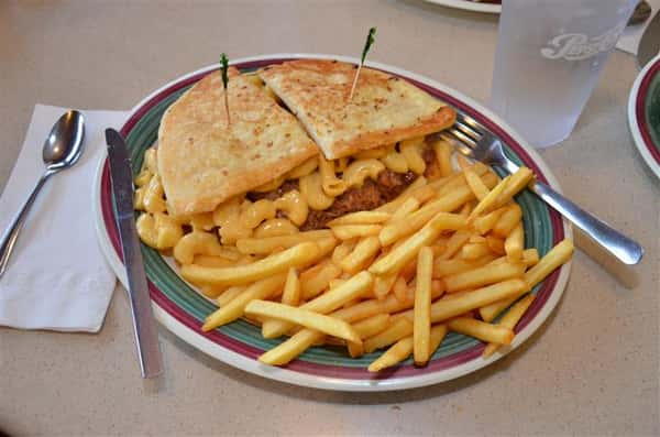 mac and cheese sandwich with fries