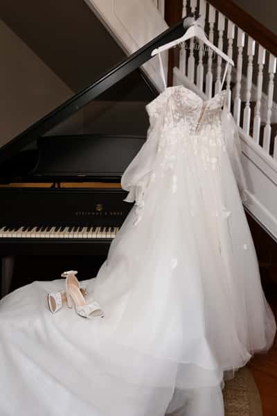 Dress estate piano