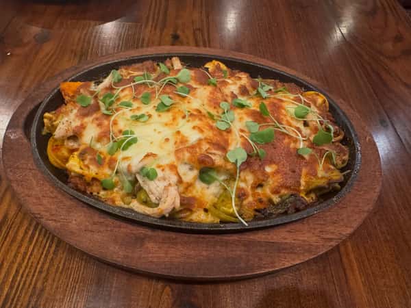 Tuscan Tortellini Skillet Bake
w/ creamy sundried tomato, spinach & sweet Italian sausage sauce topped w/ pulled chicken, mozzarella & cooper cheese served w/ garlic bread