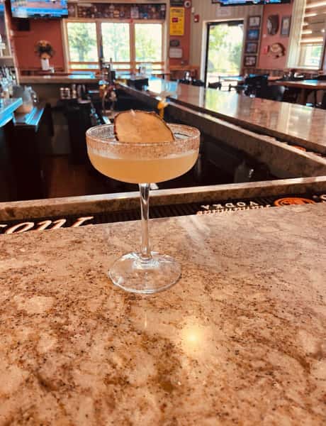 CINNAMON PEAR MARTINI 🍐
Vanilla Vodka, Pear Nectar, Lemon Juice and Cinnamon Syrup
