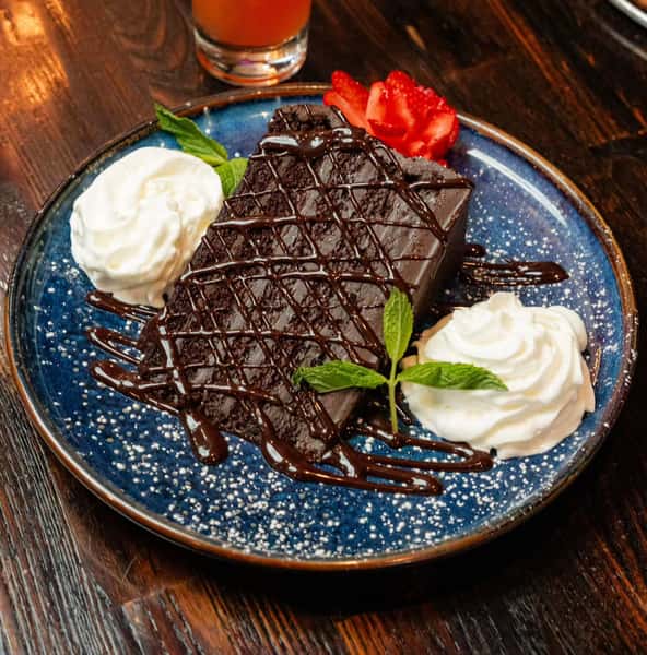 The kind of ending every meal deserves. 🍰🤎

Sweet, indulgent, and definitely worth saving room for at Over Under.

#OverUnder #DessertTime #SweetTooth #LAEats #TreatYourself