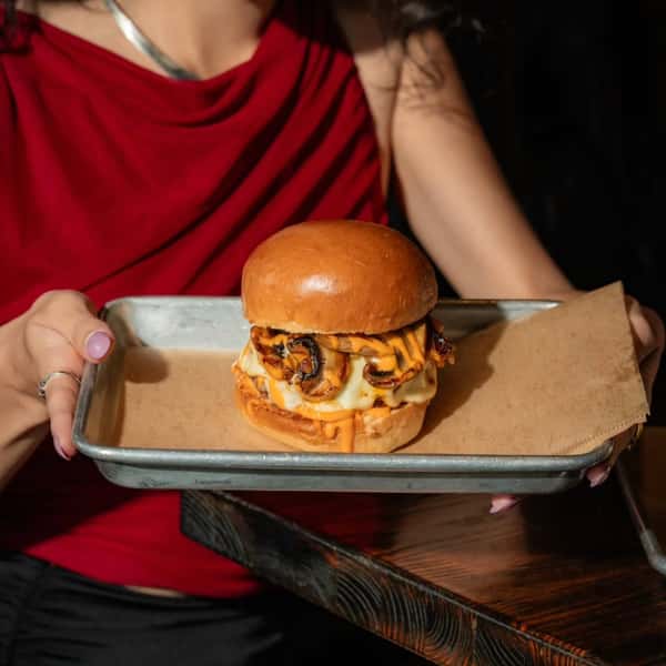 If you think you’ve tried every kind of burger… think again. 🍔🔥

##overunderpublichouse#burgerlove #burbankeats #sportsbar