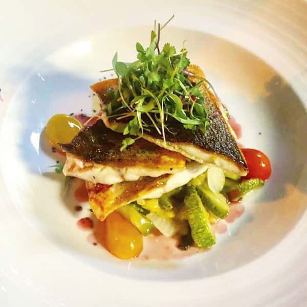 Branzino Alla Griglia Servito con Cucuzza E Mente