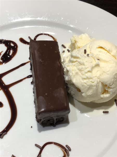 chocolate brownie with vanilla icecream
