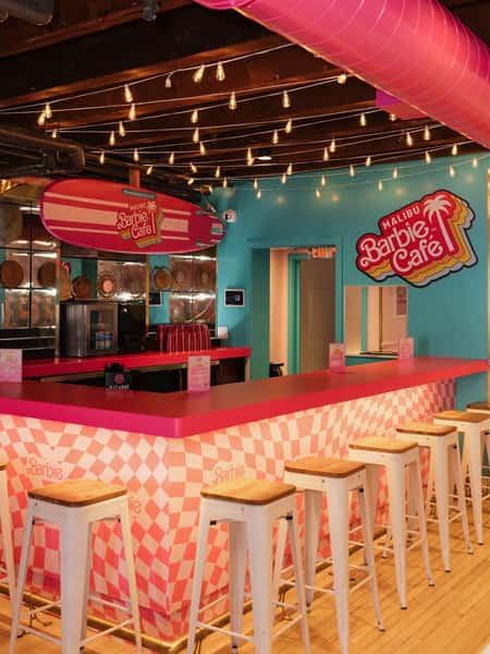 The prettiest seat for your next sip. 💖🍹

Come sit, sip, and turn your day into a moment.