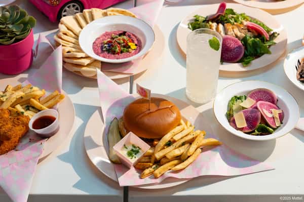 Pretty plates, pink details, and cravings worth sharing. 💖