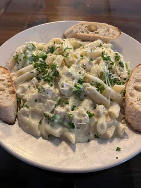 Chicken penne Alfredo +broccoli