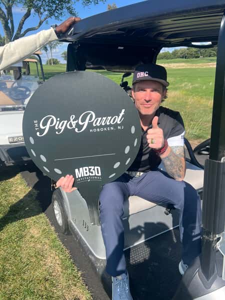 Pig and Parrot golfer at fundraiser