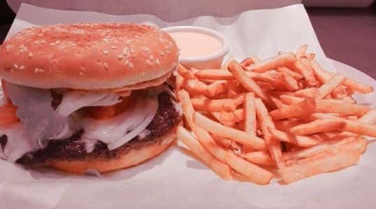 Cheeseburger with fries