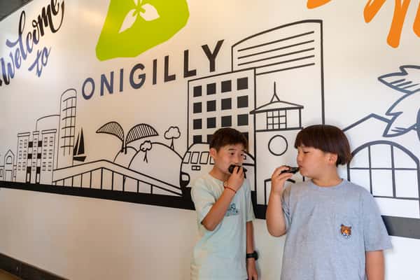 Kids eating Onigilly