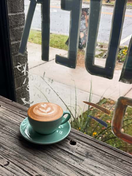 It's the perfect way to spend a rainy day, at NYAJ!
Latte art by @davids_ig_thing ✨