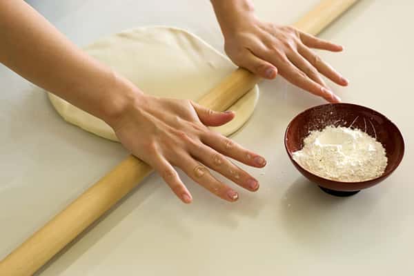 making udon noodles