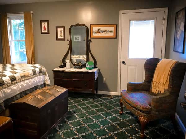 Queen size bedroom with recliner