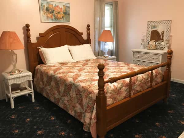 Queen size bedroom