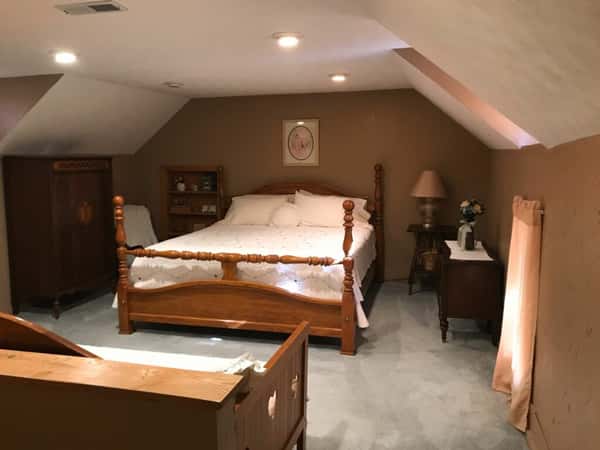 The King Suite at the Cliff View Inn