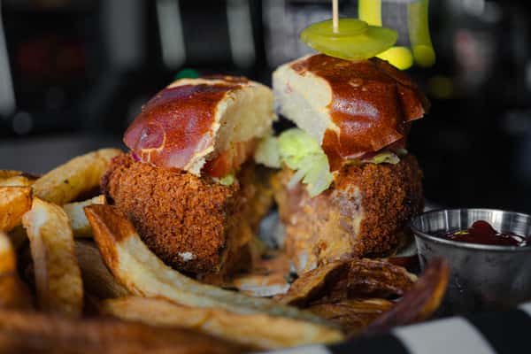 Magoos Signature Burger