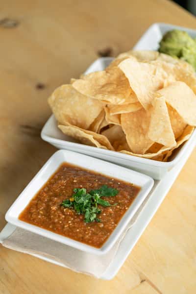 Chips & Roasted Salsa Ⓥ