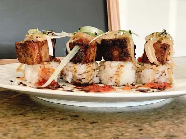 4 pieces of sushi on a dish