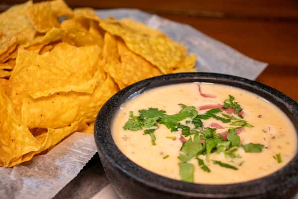 Queso & Chips