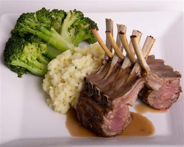 lamb shanks with gravy, mashed potatoes and broccoli