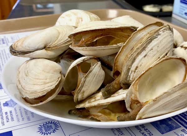 *Available Seasonally: Local Steamed Clams á la Carte