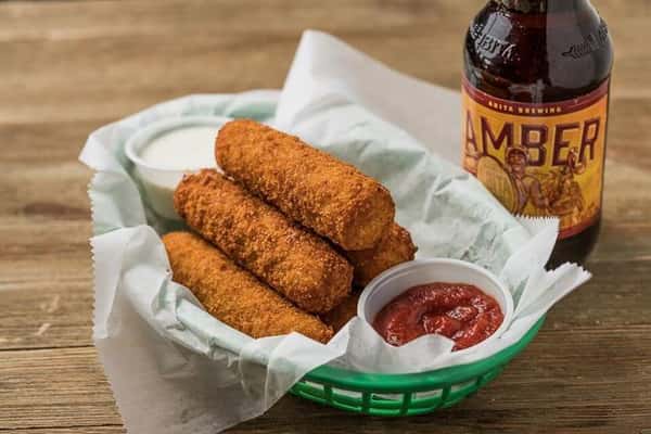 5 mozzarella sticks in a basket with a side of marinara sauce
