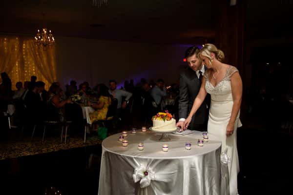 The wedding couple cutting the wedding cake.