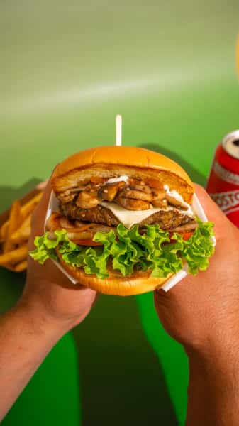 THE VEGGIE ONE Brioche bun, artisanal patty made from sprouted lentils, garlic mushrooms, cheese, lettuce, tomato, and grilled onions. apto sauce and pineapple sauce. ALL OUR BURGERS AND HOT DOG ARE SERVED WITH FRIES! Inspirada en la selva colombiana, la vegetariana. Pan brioche, medallón artesanal de lentejas germinadas, champiñones al ajo, queso, lechuga, tomate y cebolla a la parrilla. Salsa Apto y salsa de piña. TODAS NUESTRAS BURGERS Y PERROS VIENEN CON PAPAS A LA FRANCESA INCLUIDAS