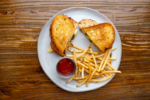 GRILLED CHICKEN PESTO SANDWICH