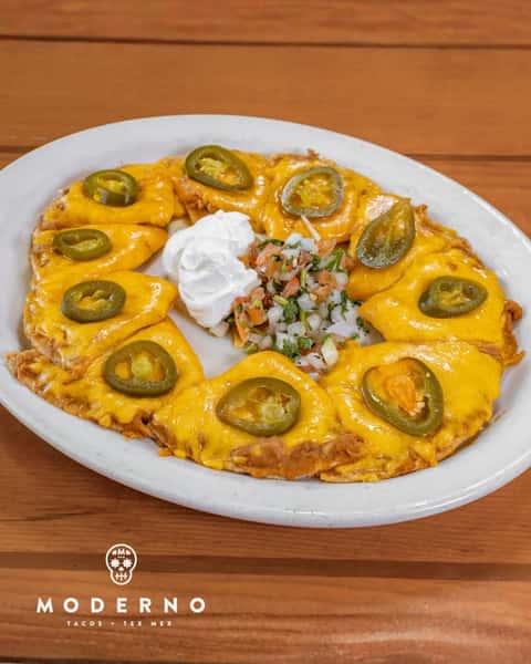 Nacho average snack alert! š§š
Our Bean & Cheese Nachos are loaded with hearty beans, melty cheddar, and a kick of jalapeƱo ā basically everything you've ever wanted in a snack. Come grab a plate and prepare to be obsessed!
www.motacos.com
#Nachos #HoustonFoodies #TexMex