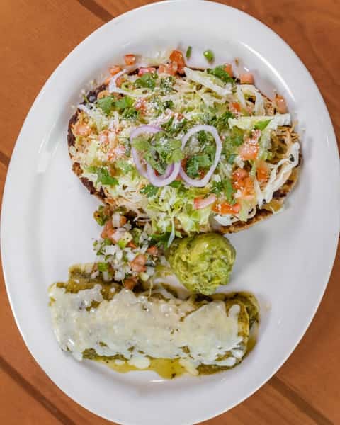 Midweek lunch done right. Rosita's Plate — chicken tostada, chicken enchilada, guacamole, and pico. A full plate, a full smile. 🍽️🥑
Dine with us.
#ModernoHouston #LunchInHouston #TexMexHouston