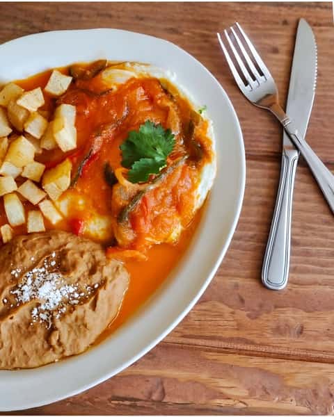 Make Moderno's last Sunday morning count! 🌅 Our Huevos Rancheros are the perfect send-off — two eggs your way, ranchero sauce, skillet potatoes, refried beans, and two warm flour tortillas. Come savor one last breakfast with us before we say goodbye on October 24th! 🍳🌮
Dine with us!
#Moderno #HuevosRancheros #HoustonBreakfast