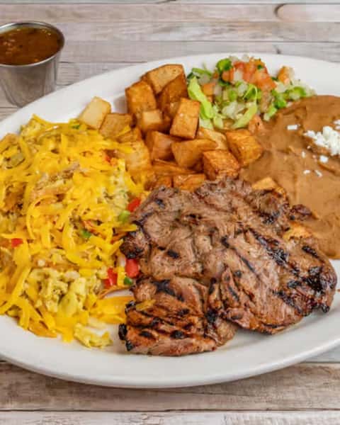 Sunday mornings belong to this. Migas Plate ā fluffy eggs, crispy tortilla chips, bell peppers, jalapeƱo, cheddar. Start slow, eat bold. š³š¶ļø
Brunch with us.
#ModernoHouston #HoustonBreakfast #SundayMorning