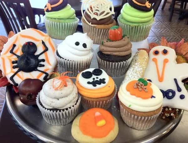 Several cupcakes with Halloween decoration
