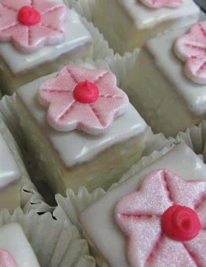 White mini cakes with pink sugar flowers