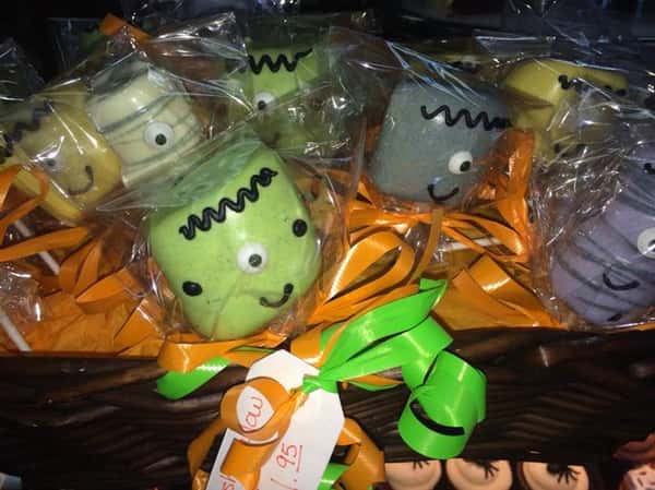 Cookie pops with the shape of funny faces