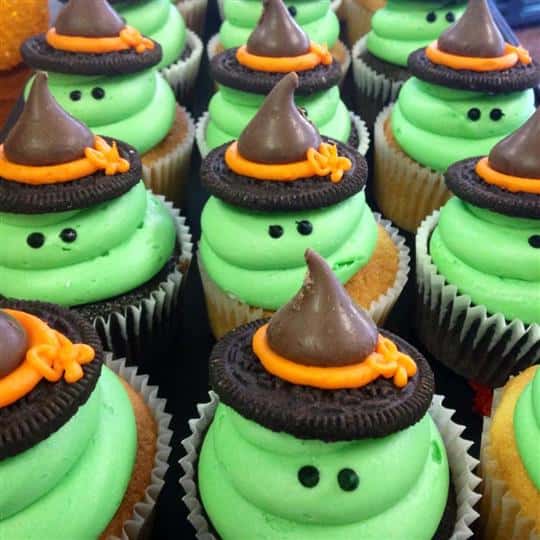 Cupcakes with green frosting and and oreo-chocolate hut