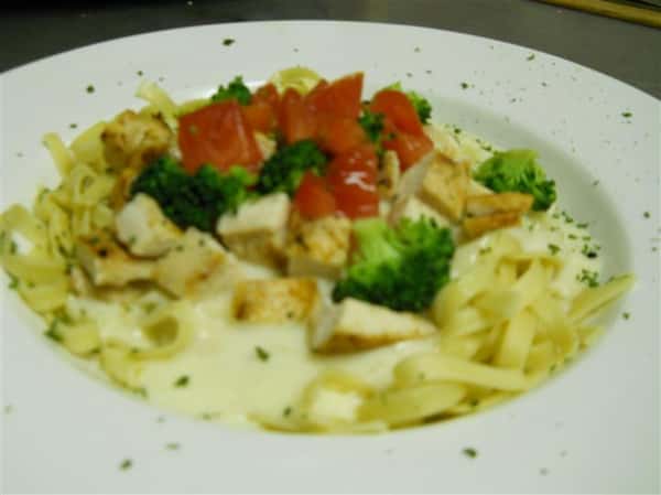 pasta with cheese, chicken and vegetables