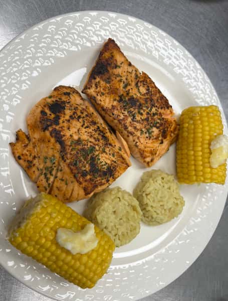 Grilled salmon w. corn and rice
