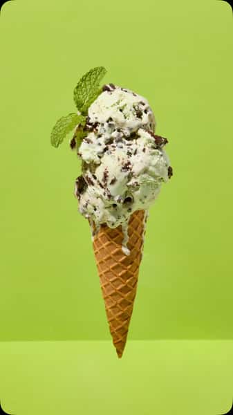 The perfect mint chocolate chip 🍦🌿

Fresh mint ice cream—made with real mint, not extract—loaded with mini chocolate chips and chunks of gluten-free brownie. 💚🍫

Mint Chocolate Chip Brownie is scooping now at JOY!
