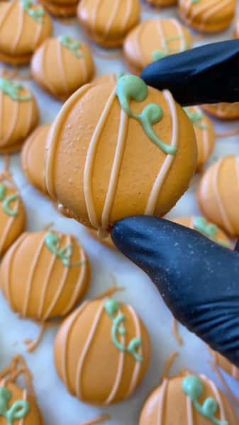 Happy National Pumpkin Day!! Our Pumpkin Spice Macaron is made with a pumpkin puree buttercream and tons of fall spaces. Come get your pumpkin fix!! 🎃🧡

#JOYMacarons #NationalPumpkinDay #PumpkinSpice #DallasDesserts