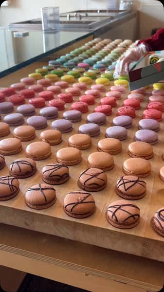 We love the state fair here at JOY! Come celebrate fair season by picking up some state fair themed macarons 🩷