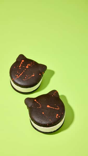 Black cats are here for Halloween. 🐈‍⬛

Peanut butter ice cream loaded with Reese’s Pieces, sandwiched between black cat macaron shells.

Limited for Halloween. 🎃

#joymacarons #eatjoy #dallasmacarons #macaronicecreamsandwich #halloween