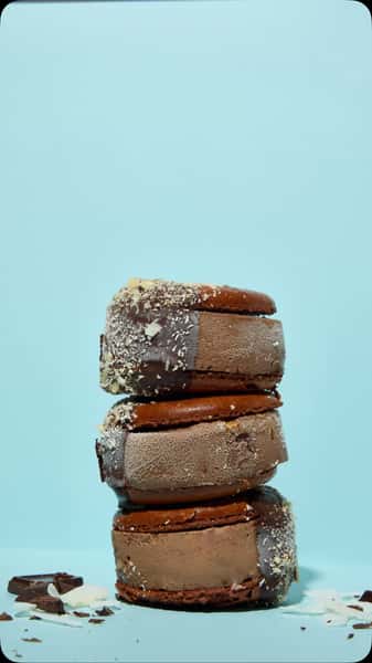 Chocolate Coconut 🥥🍫

Dairy-free chocolate coconut ice cream with candied almonds for crunch, sandwiched between chewy macarons, dipped in chocolate and finished with toasted coconut.

Rich, crunchy, coconutty—and officially back on the menu.

Who’s trying it first?

#DallasIceCream #DairyFreeDessert #MacaronIceCreamSandwich #DallasDesserts #JOYMacarons